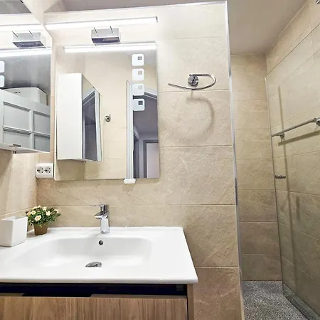 Pass The Keys Spacious 4-bed With Jacuzzi Bbq Holiday home *