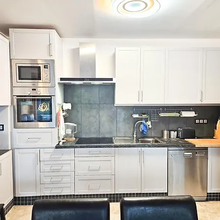Pass The Keys Spacious 4-Bed Home With Bbq Holiday home