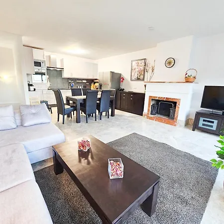 Pass The Keys Spacious 4-Bed Home With Bbq