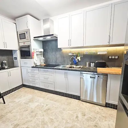 Pass The Keys Spacious 4-Bed Home With Bbq Holiday home *