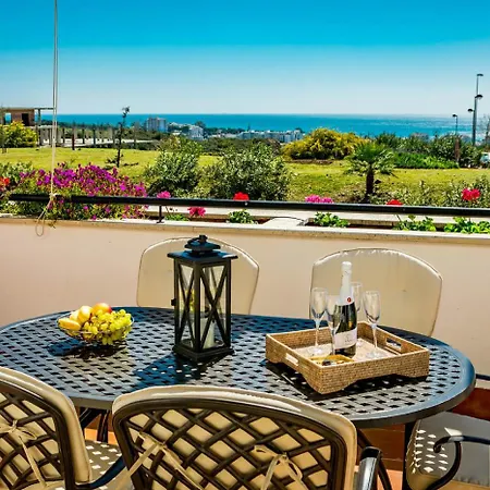 Pass The Keys Spacious 4-bed With Jacuzzi Bbq Holiday home